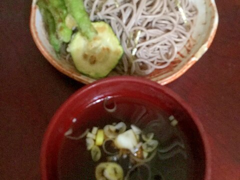 しし唐＆椎茸＆ズッキーニの天ぷら付き盛り蕎麦。